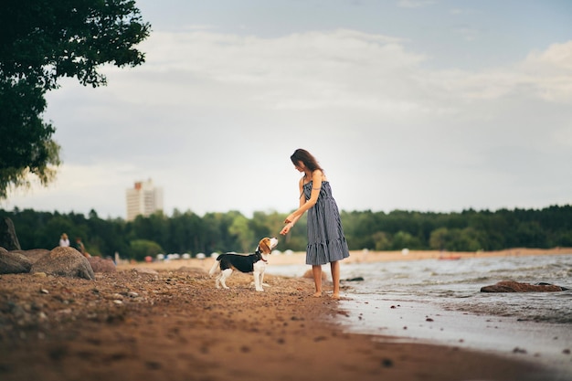 Mann mit Hund am Strand