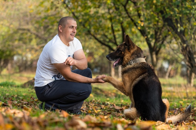 Mann mit Hund Deutscher Schäferhund