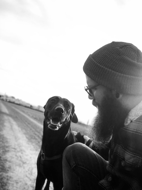 Foto mann mit hund gegen den himmel