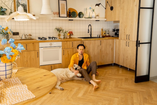 Mann mit Hund in der Küche
