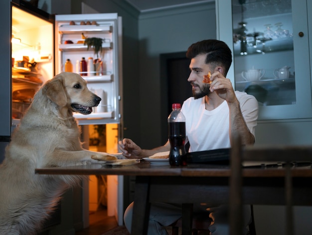 Foto mann mit hund in der seitenansicht der küche