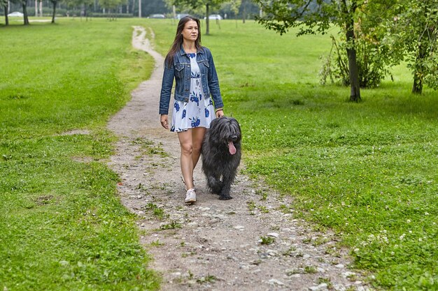 Foto mann mit hund in voller länge