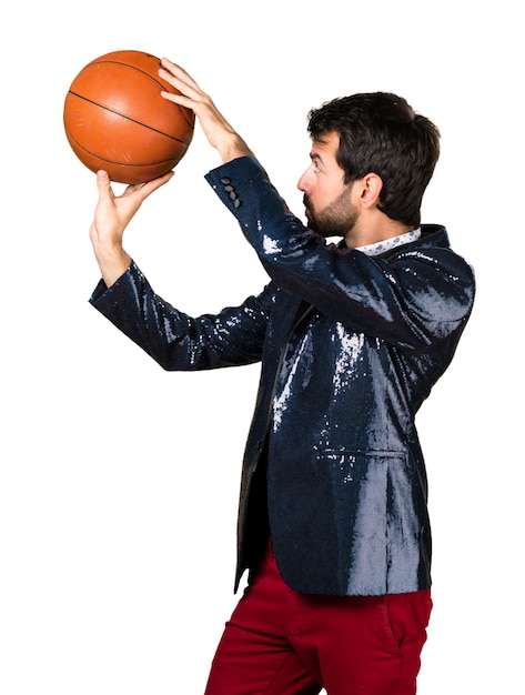 Mann mit Jacke hält einen Korb Ball