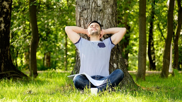 Mann mit Kaffee im Park