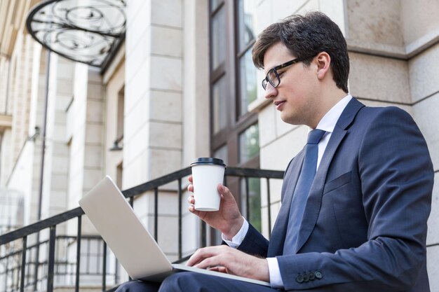 Mann mit Kaffee mit Laptop