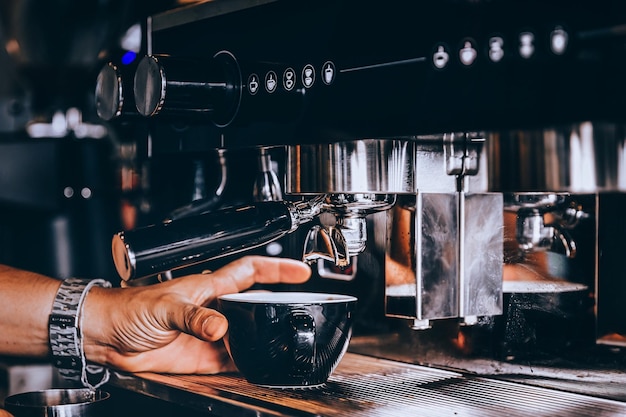 Mann mit Kaffeetasse im Café