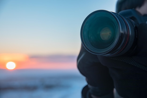 Mann mit Kamera im Winter