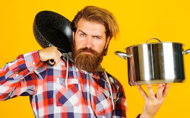 Mann mit Kochtopf oder Topf und Bratpfanne kauft Geschirr Kochutensilien für gesundes Essen ein