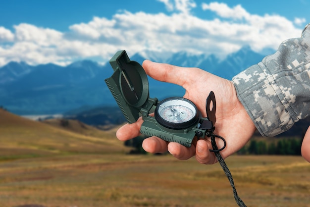 Mann mit Kompass im Altai-Gebirge