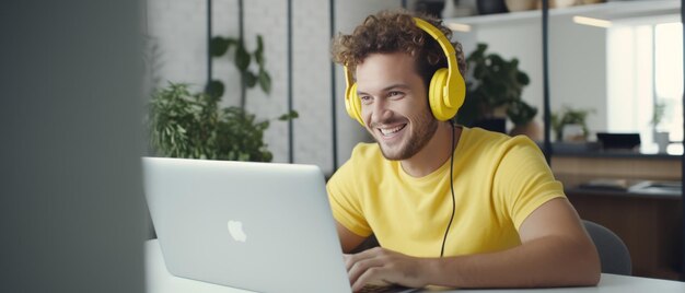 Foto mann mit kopfhörern arbeitet am laptop