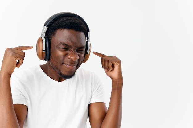Mann mit Kopfhörern, der Musik hört, Lebensstil, beschnittene Ansicht
