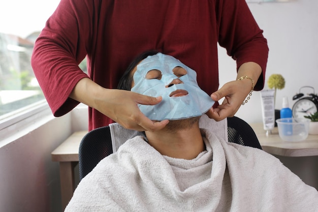 Mann mit kosmetischer Maske im Spa-Salon