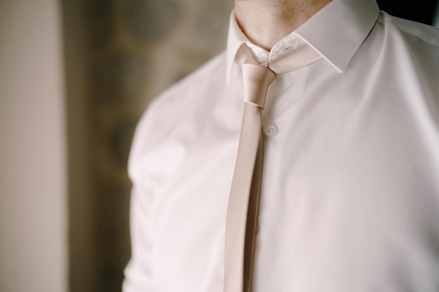 Mann mit Krawatte und weißem Hemd, Nahaufnahme