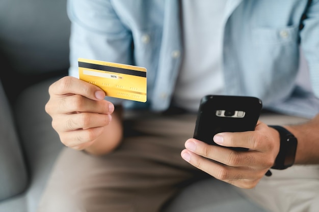 Mann mit Kreditkarte und Smartphone für Online-Shopping Internet-Banking-E-Commerce