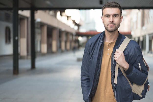 Mann mit lächelndem Studenten des Rucksacks