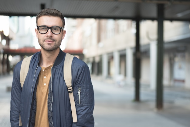 Mann mit lächelndem Studenten des Rucksacks