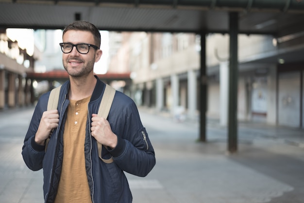 Mann mit lächelndem Studenten des Rucksacks