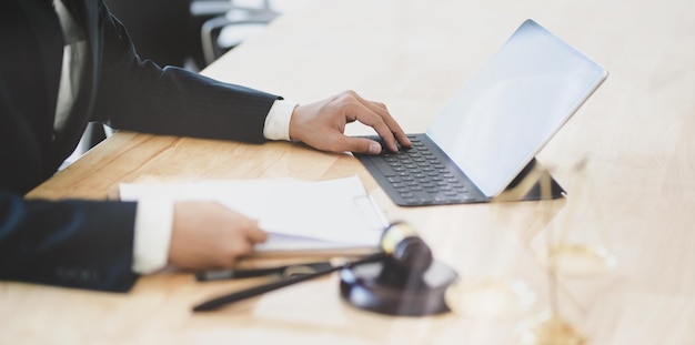 Mann mit Laptop auf dem Tisch