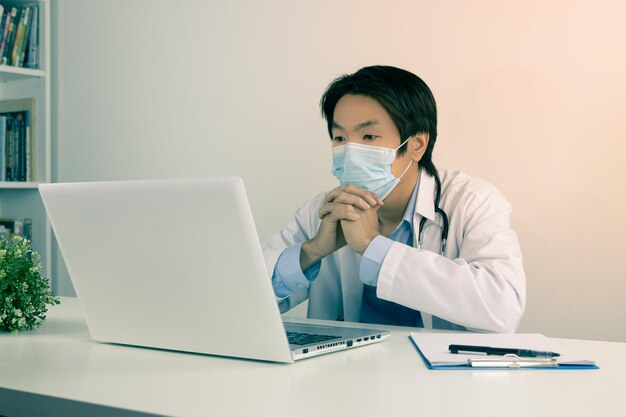 Mann mit Laptop auf dem Tisch