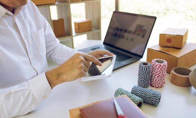 Foto mann mit laptop auf dem tisch