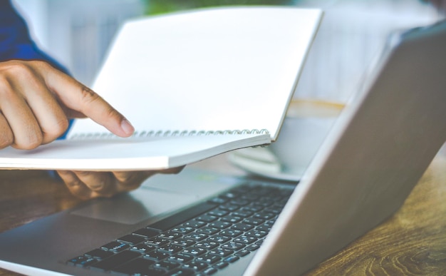 Mann mit Laptop auf dem Tisch