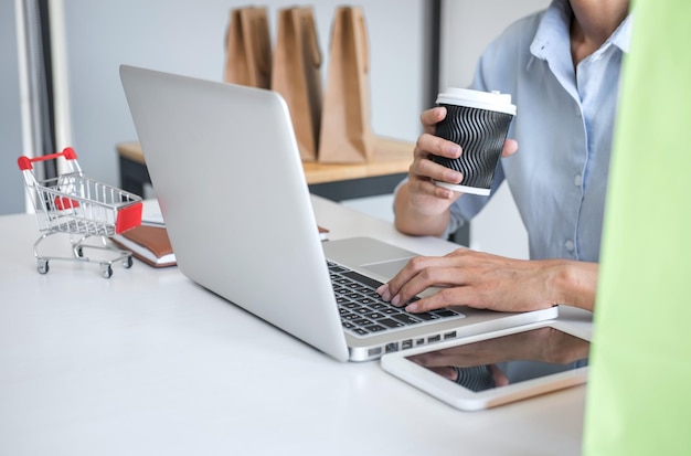 Foto mann mit laptop auf dem tisch