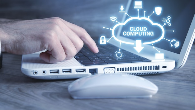 Mann mit Laptop-Computer. Cloud Computing