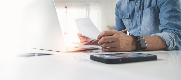 Mann mit Laptop im Büro