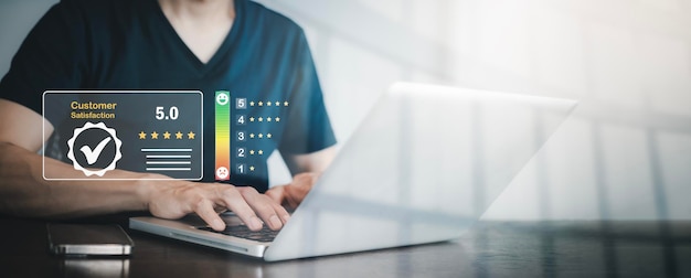 Mann mit Laptop mit Feedback-Umfragekonzept zur Zufriedenheit mit Kundenbewertungen Kundenbewertung mit Feedback-Umfrage Das Konzept der Verbraucherbewertungen mit Symbol für die Überprüfung von Personen mit Smartphone-Bewertungen