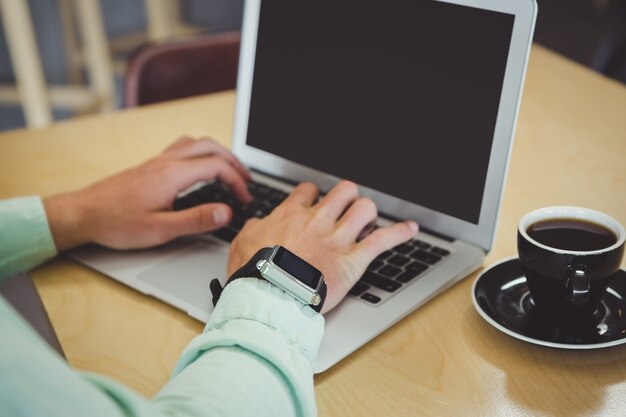 Mann mit Laptop