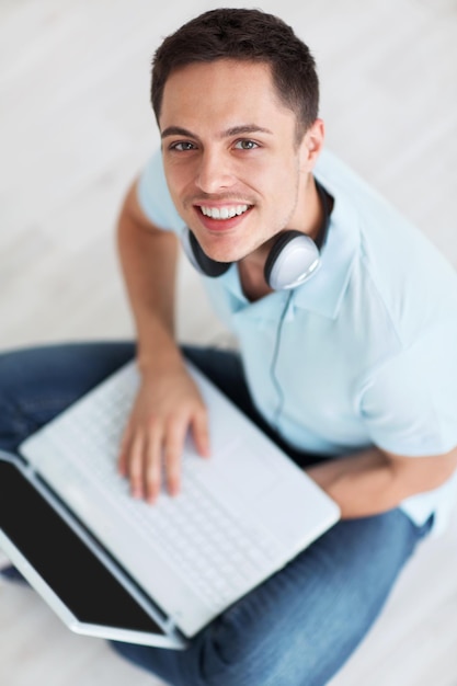 Mann mit Laptop