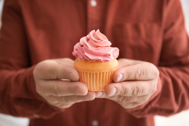 Mann mit leckerem Cupcake zum Valentinstag