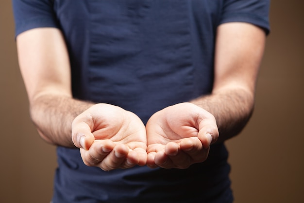 Foto mann mit leeren handflächen