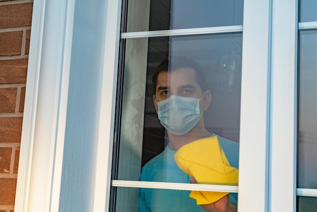 Mann mit Maske durch das Fenster gesehen