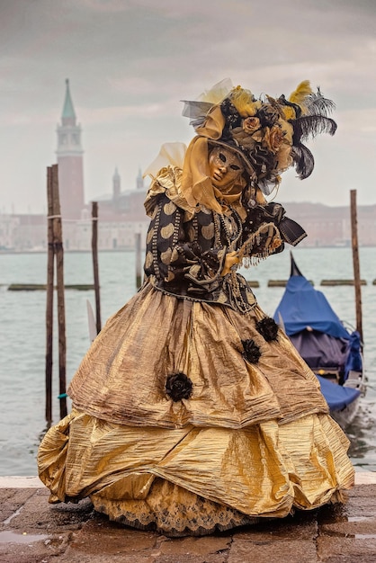 Foto mann mit maske gegen den himmel in der stadt