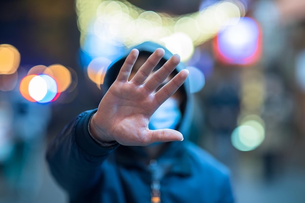 Mann mit maskierter Hand-Stoppschild