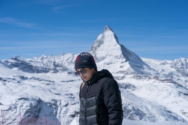 Mann mit Matterhorn am Morgen Zermatt Schweiz