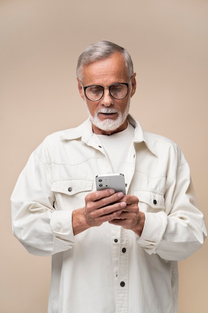 Foto mann mit mittlerem schuss, der telefon hält