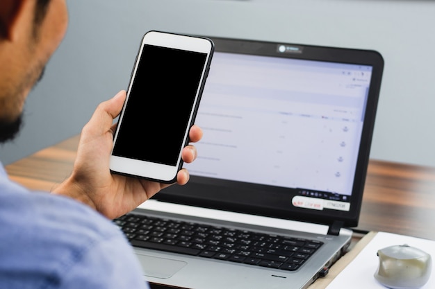 Mann mit mobilem Smartphone-Computer