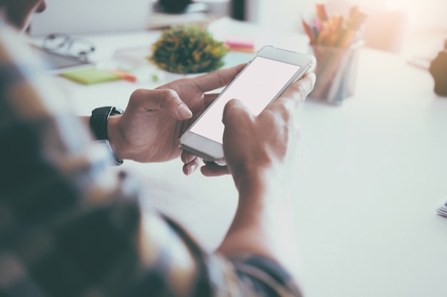 Mann mit Mobiltelefon. Drahtlose Technologiekonzept.