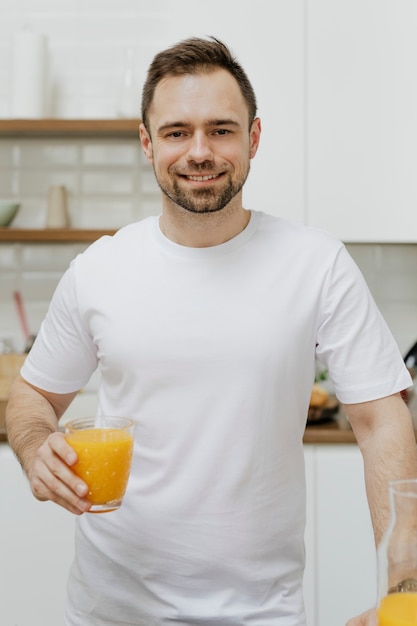 Mann mit Orangensaft in der Hand