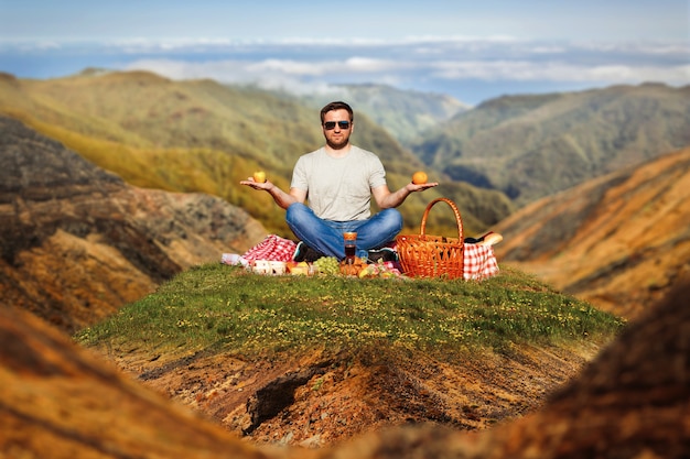 Mann mit Picknick