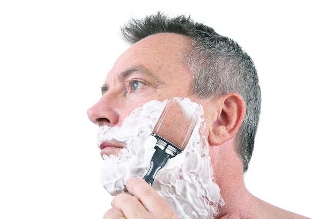 Mann mit Rasiermesser rasieren