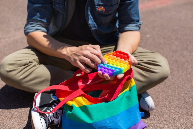 Mann mit Regenbogen Pop it Spielzeug LGBT Tasche Stolz Monat