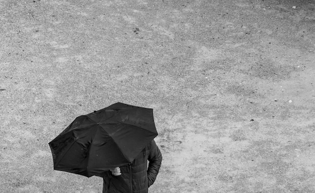 Mann mit regenschirm in schwarz-weiß