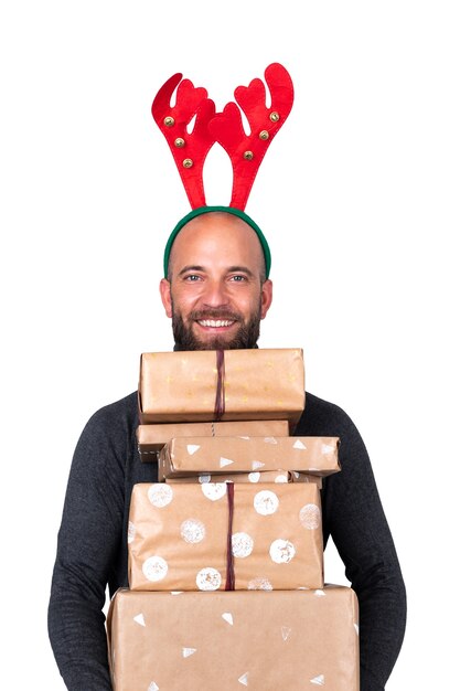 Mann mit Rentiergeweih in die Kamera schaut trägt Weihnachtsgeschenk auf weißem Hintergrund Vertikal