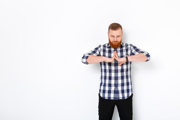 Mann mit roten Haaren und Bart im karierten Hemd