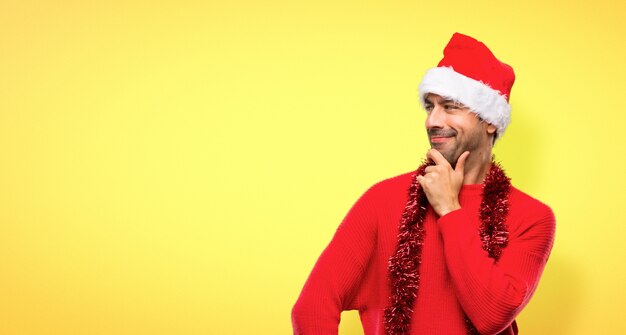 Foto mann mit roter kleidung feiert die weihnachtsfeiertage, die zur seite schauen