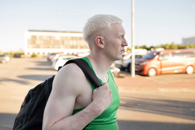 Mann mit Rucksack geht ins Fitnessstudio