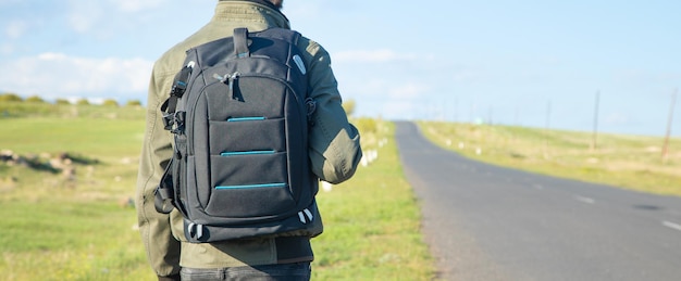 Foto mann mit rucksack steht auf der straße